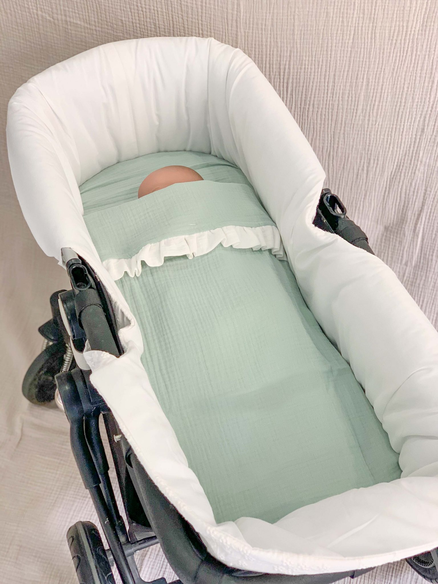 cómo vestir el carrito de un bebé en mimitos te ayudamos.