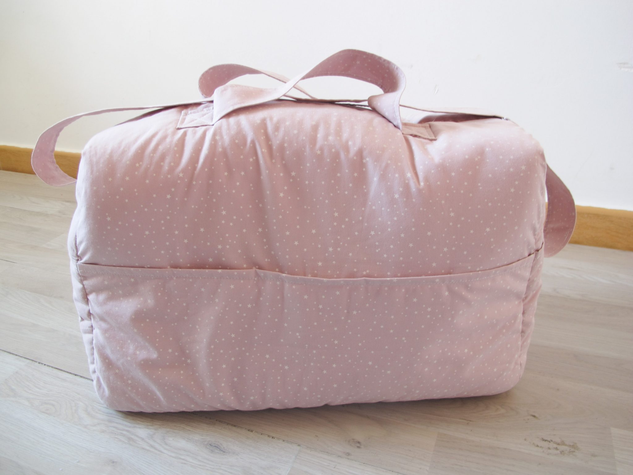 Bolso de maternidad fondo rosa estrellas blancas nueva coleccion