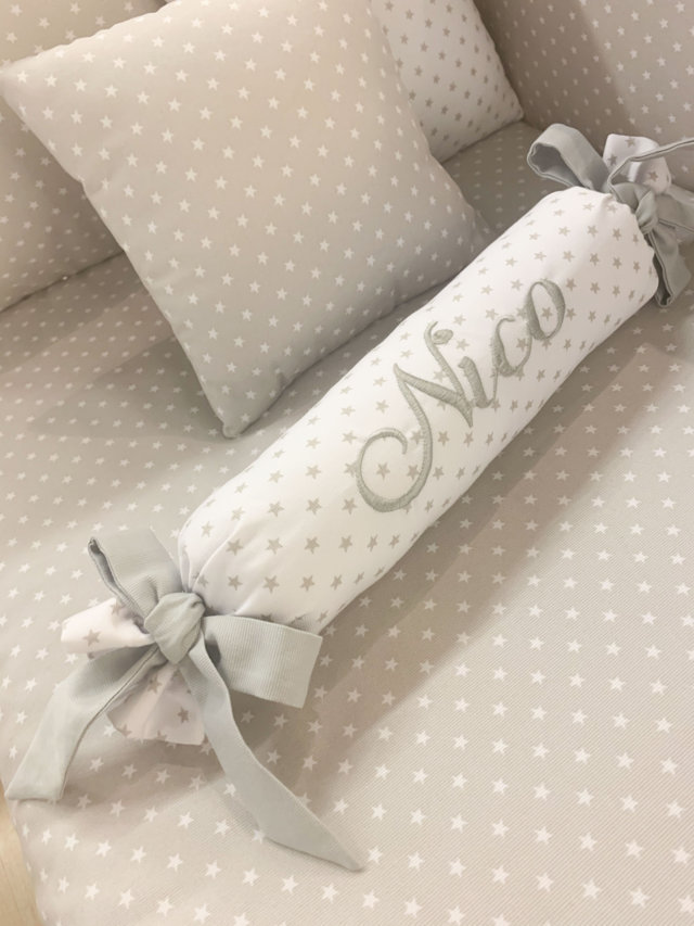 COJÍN CARAMELO ANTIVUELCO DISEÑADO A TU GUSTO  Almohaditas para bebe, Antivuelco  bebe, Cojin antivuelco bebe