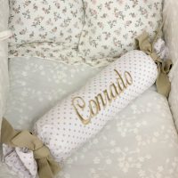 COJÍN CARAMELO ANTIVUELCO PIQUE TOPOS BEIGE