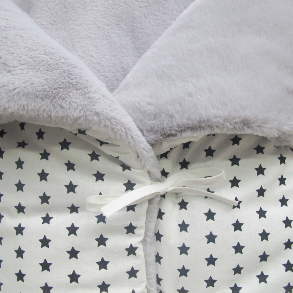 Saco bebe capazo tela fondo blanco con estrellas negras y pelo gris -  Mimitos Home