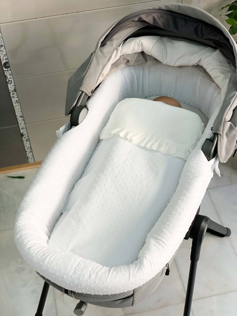 COLCHA PLUMETI BLANCA CON EMBOZO Y VOLANTE