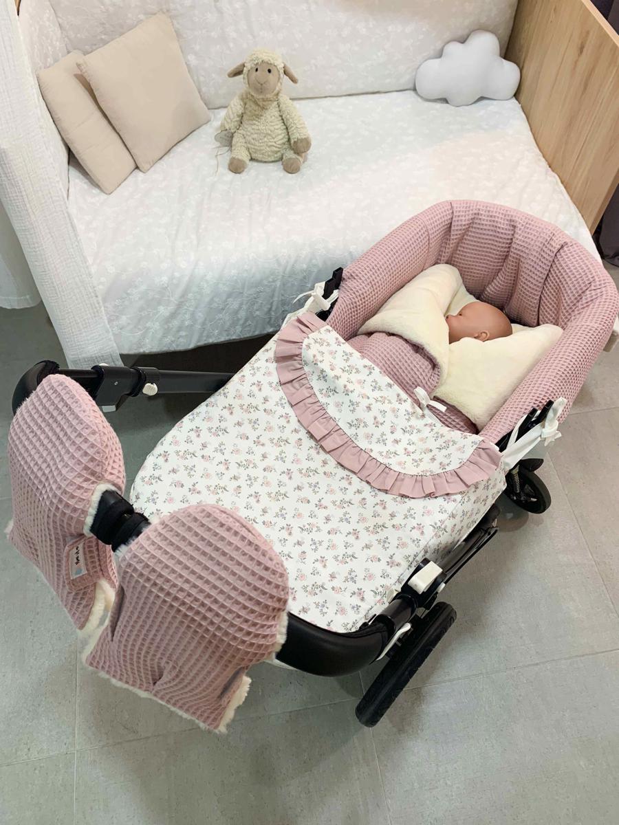 cubrecapazo de carro de bebe rosa empolvado que lo hace mas elegante.