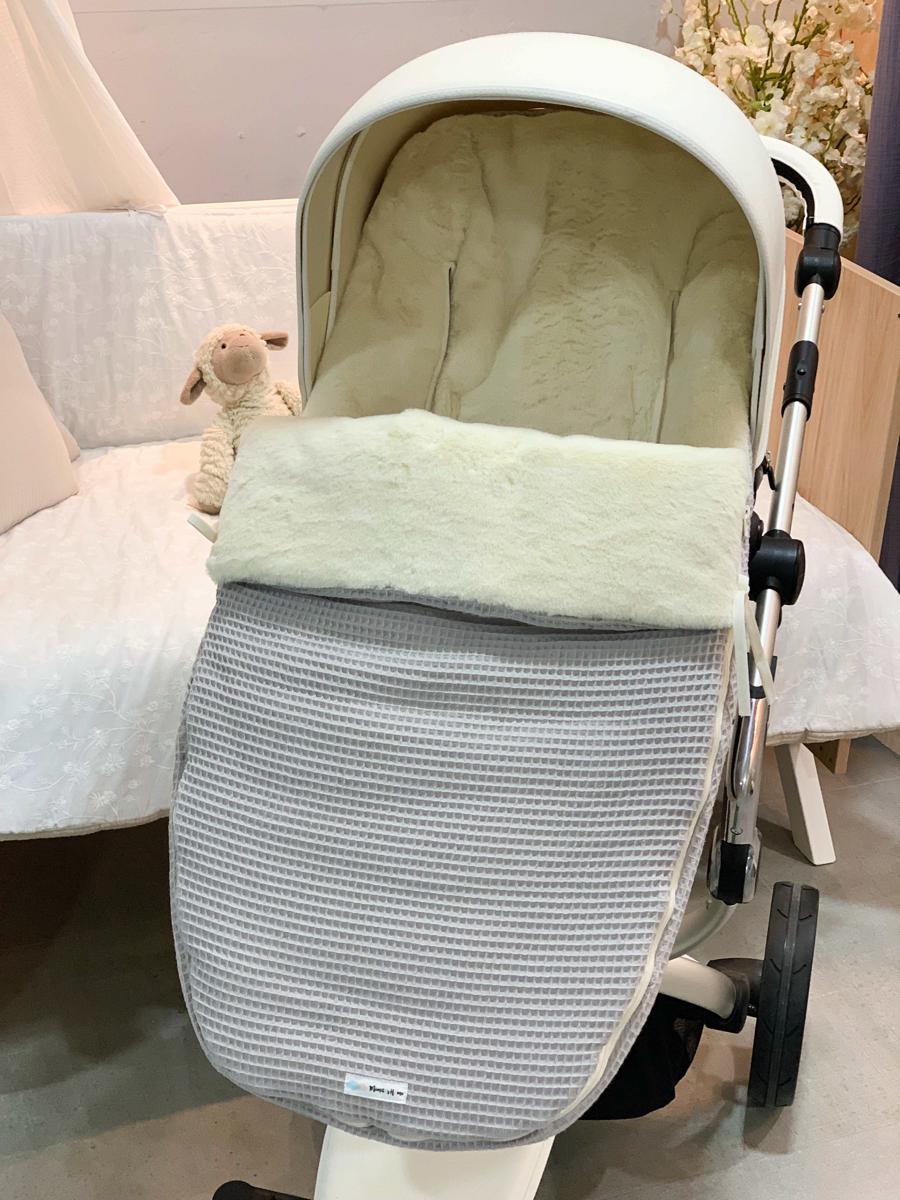 Saco para silla de paseo tela sacks beige y pelo blanco roto con volante -  Mimitos Home