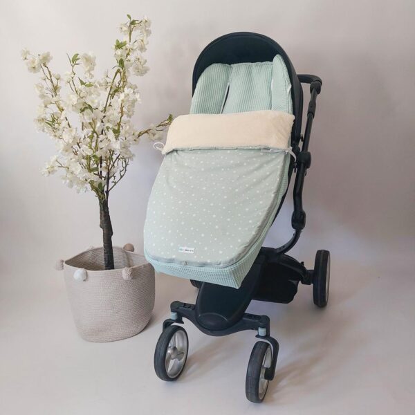 saco de silla sacks verde con verde estrellas blancas y pelo blanco roto