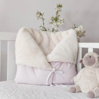 Saco bebe capazo tela pique rayas rosas y blancas y pelo color blanco roto 24-48h