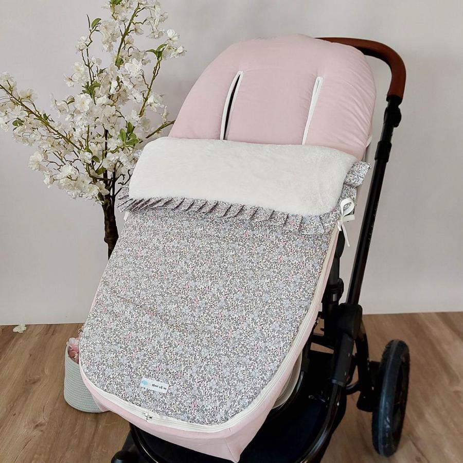 Saco para silla de paseo tela algodon rosa maquillaje con tela helene y  pelo blanco roto CON VOLANTE - Mimitos Home