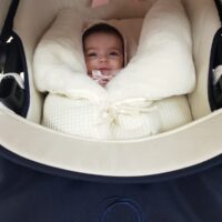 SACO BEBE SACKS VAINILLA Y PELO BLANCO ROTO