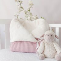 saco bebe sacks rosa maquillaje y pelo blanco roto