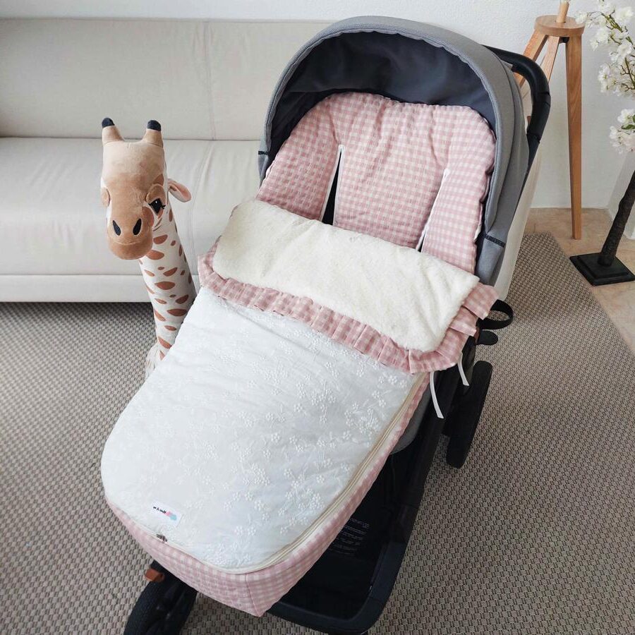 Saco para silla de paseo tela sacks beige y pelo blanco roto con volante -  Mimitos Home