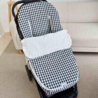 Saco para silla de paseo BUGABOO Y ROBERTO VERINO tela vichy negro y plumeti blanco con volante.