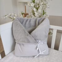 saco pique gris y topos blancos y pelo gris