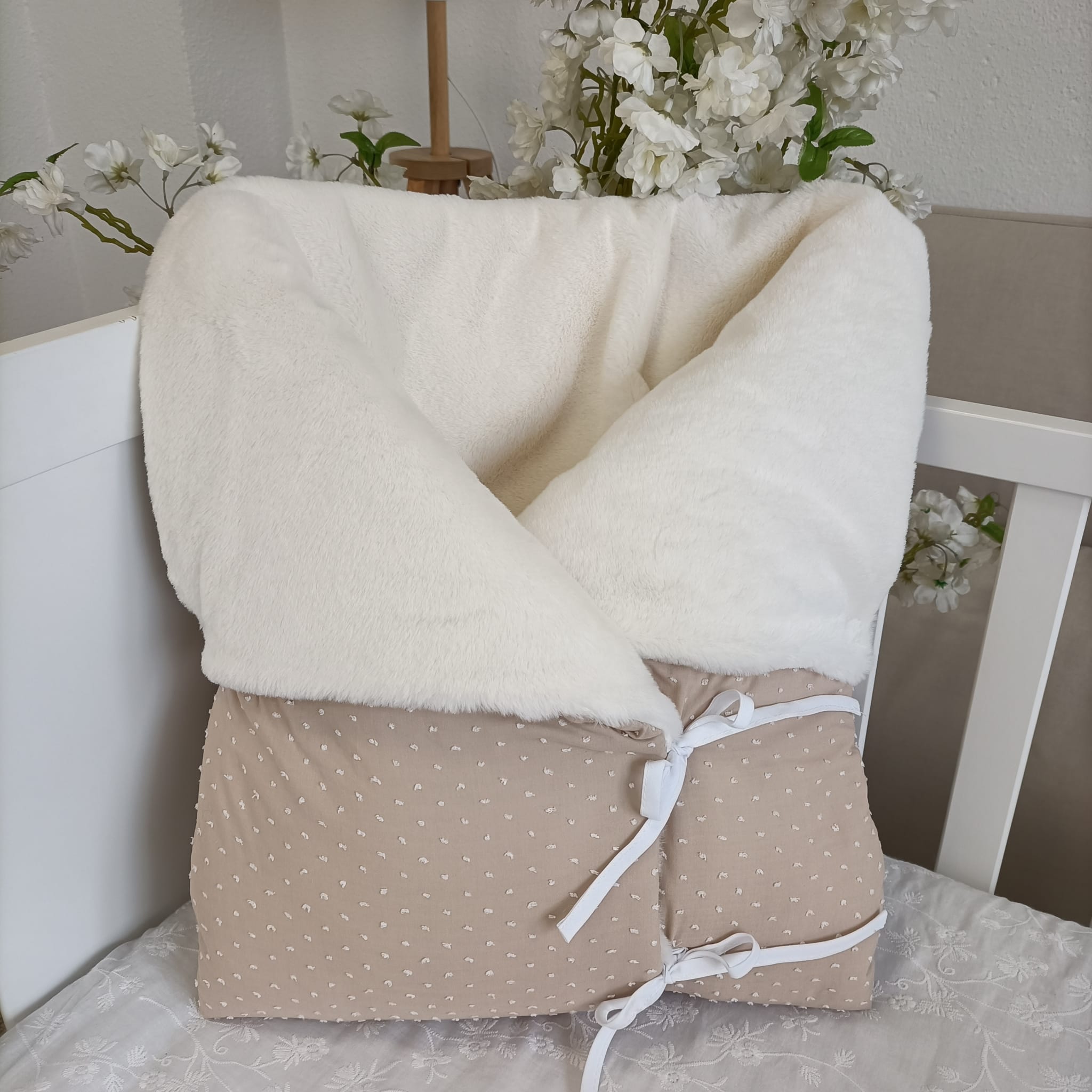 Saco bebe capazo tela beige con plumeti blanco - Mimitos Home