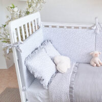 Ropa de cuna tela ramas grises y tela bambula gris  24-48h