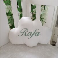 COJÍN DE BEBE CON NOMBRE BORDADO BAMBULA BLANCO ROTO CON RAFA VERDE OSCURO
