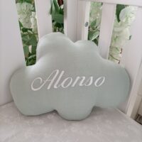 COJÍN DE BEBE CON NOMBRE BORDADO BAMBULA VERDE CON ALONSO EN BLANCO